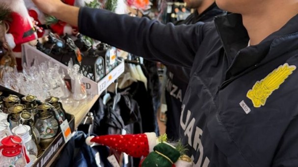 Sequestrati oltre 2.300 prodotti non sicuri e scoperti lavoratori in nero