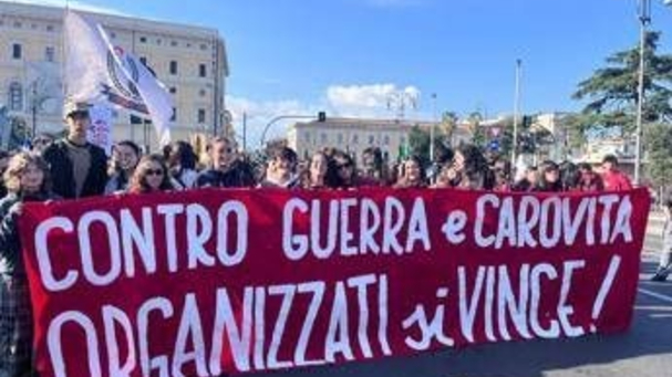 Studenti e lavoratori in piazza, cortei in tutta Italia: scontri a Roma e Torino